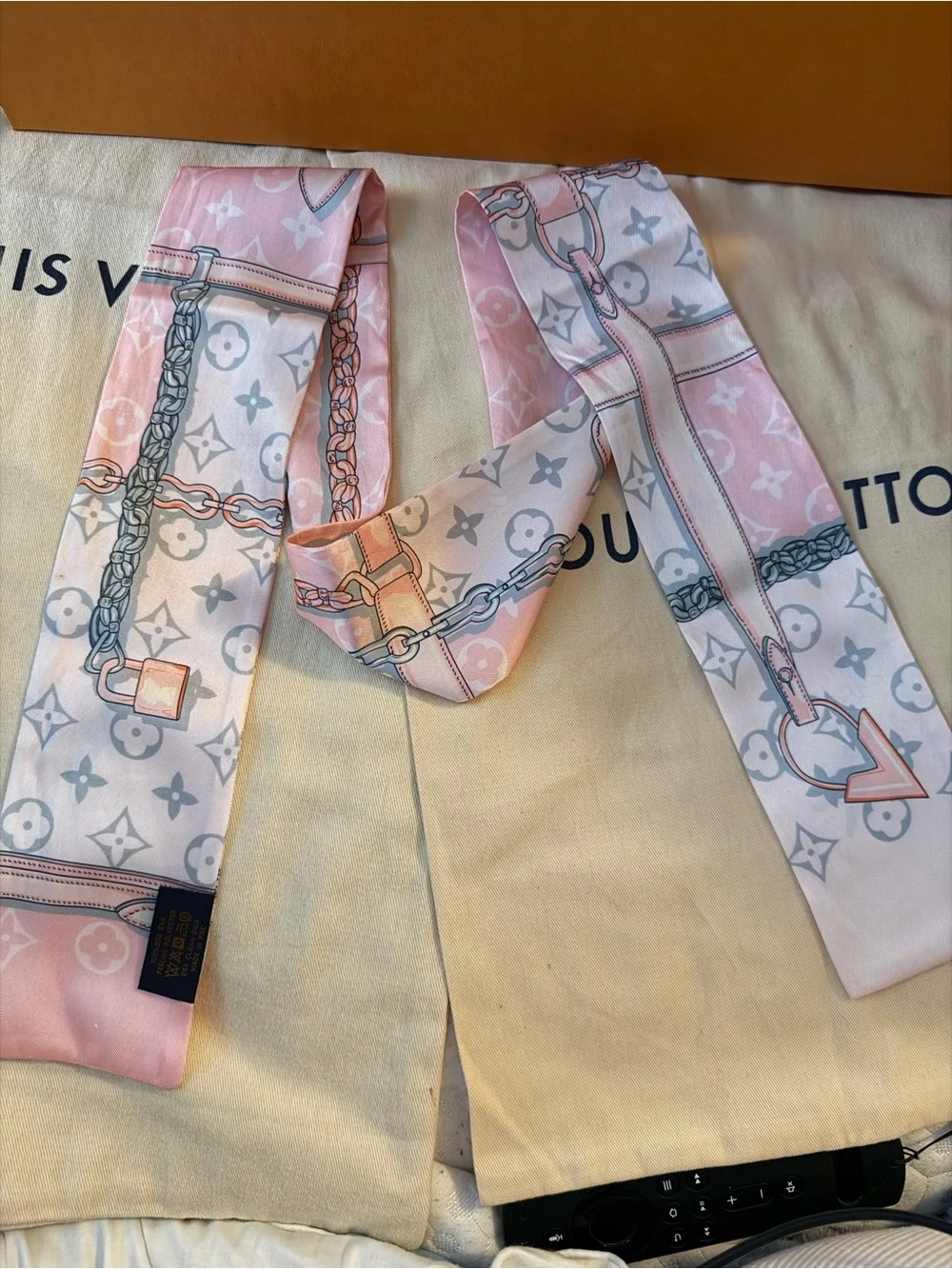 2 Louis Vuitton Confidential Bandeau Scarf Pink
